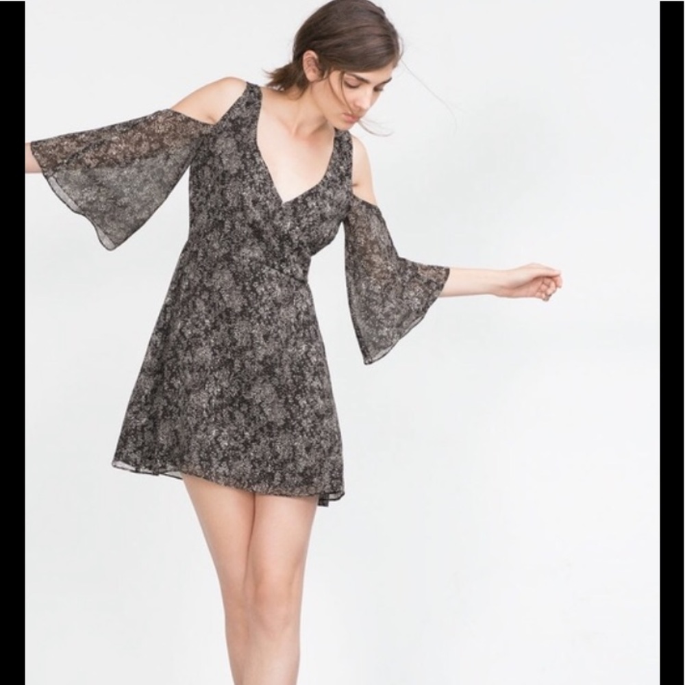 ❤️ Zara printed cold shoulder dress ❤️
